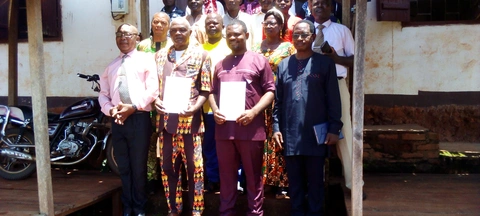 photo de famille accord de partenariat