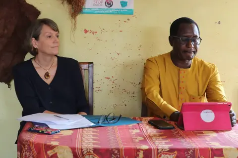 Linette en séance de travail dans le bureau de l'ASTRADHE siège de L'ACADELAN-CID