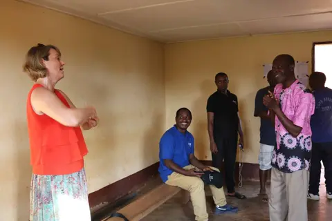 Linette et les ouvriers de Lomié