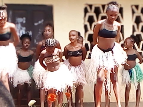 nzɔɔ bilǖb dwé bisá bí myâ ɨ́  Lʉ́míí