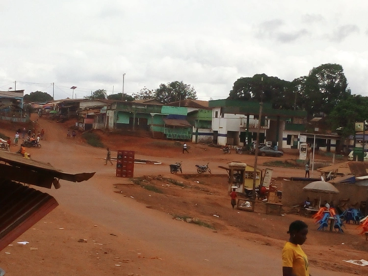 Vue DU CENTRE VILLE DE LOMIE
